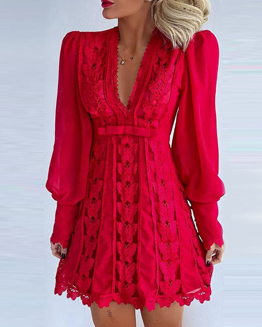Chic high-waist short skirt dress in white or red. Pullover style made from lightweight polyethylene fiber. Perfect for casual outings or day events.