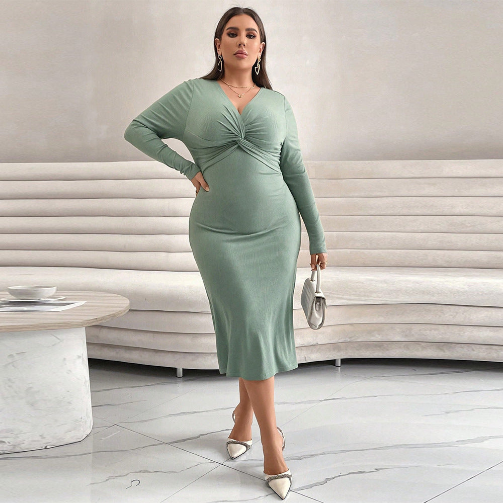 Elegant green one-step knitted dress in plus sizes. Solid color, mid waist, curve-hugging fit. Available in 1XL, 2XL, and 3XL.